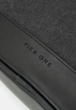 Pier One UNISEX - Kosmetyczka - Black -Pier One Sklep 05d508e36bb14f79b1a50f5dfb5612b7