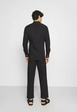 Pier One MUSCLE FIT STAND - Koszula - Black 12 Pier One MUSCLE FIT STAND - Koszula - Black -Pier One Sklep 0baebc4f5c6545e38aaa3b4f90cebbda