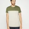 Pier One T-shirt Z Nadrukiem - Khaki/off-white -Pier One Sklep 1f55a09fc9e846db91468dfecb58e405
