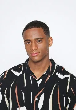 Pier One CONTEMPORARY ART REGULAR RESORT - Koszula - Black -Pier One Sklep 209c2b8fb1b54d8599c6f0e75d4a20f4