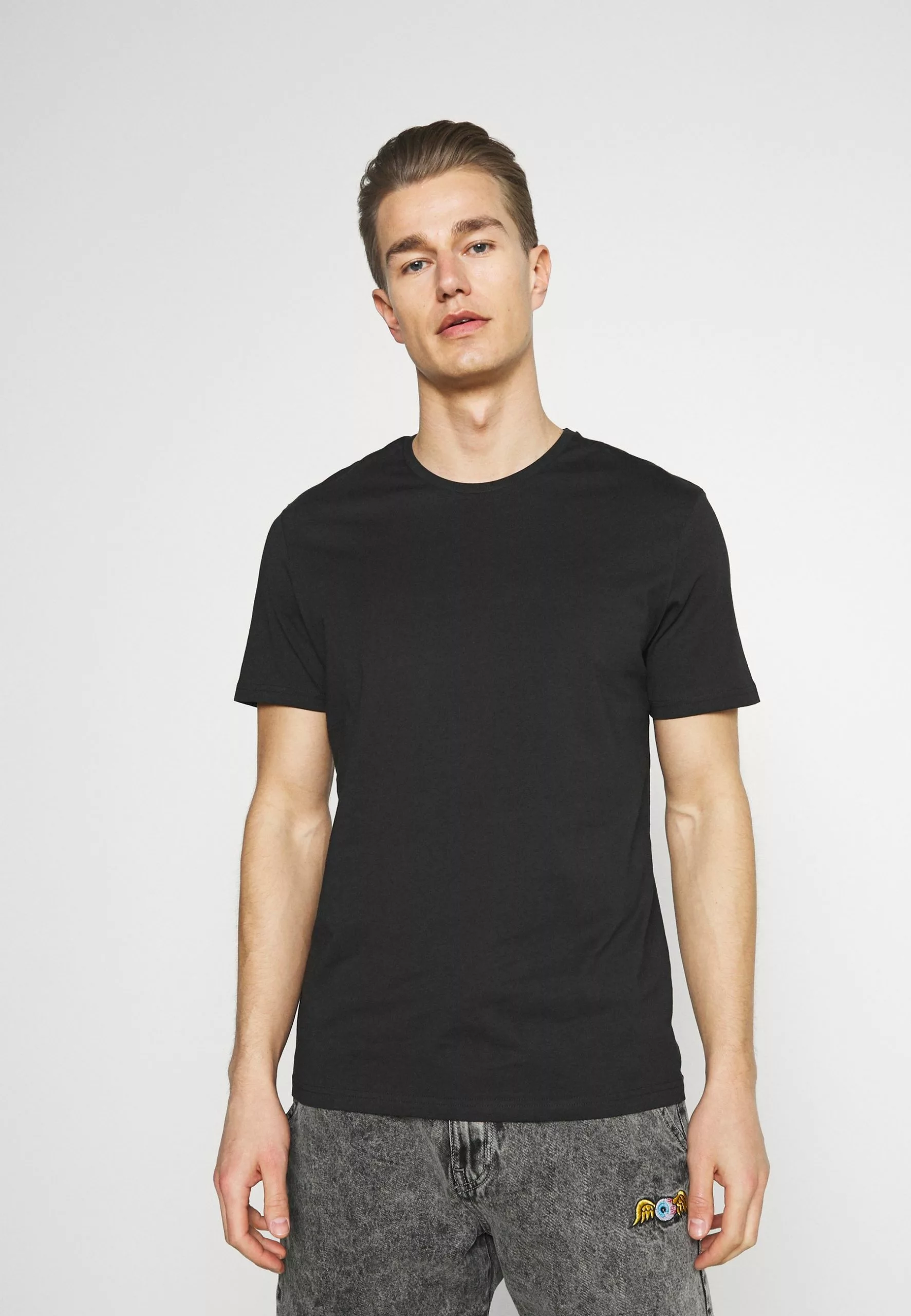 Pier One 5 PACK - T-shirt Basic - Brown/white/black 6 Pier One 5 PACK - T-shirt Basic - Brown/white/black - obrazek 4