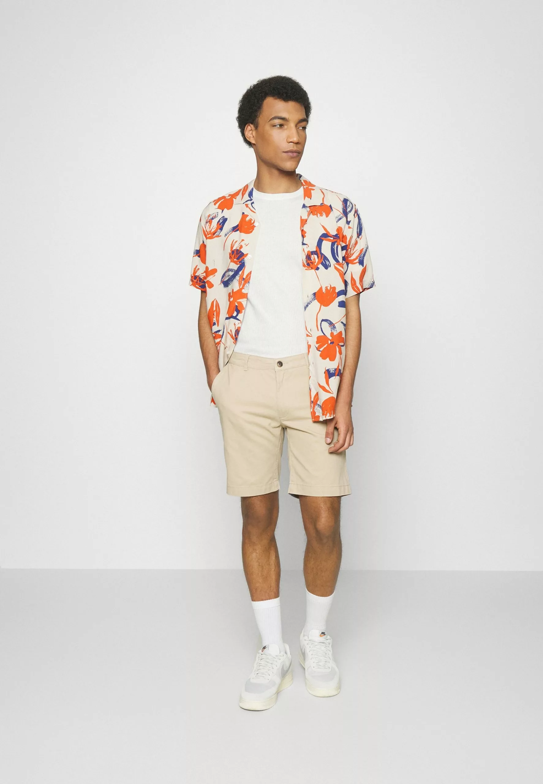 Pier One SLIM FIT RIBBED T-SHIRT 2 PACK - T-shirt Basic - White/black 3 Pier One SLIM FIT RIBBED T-SHIRT 2 PACK - T-shirt Basic - White/black