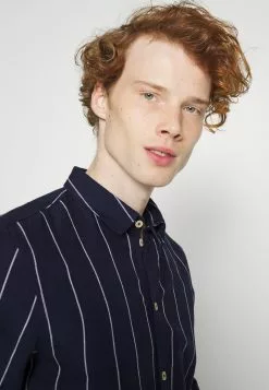 Pier One LINEN MIX STRIPE - Koszula - Dark Blue -Pier One Sklep 368860f76af348d18efc7d675b2e5f38