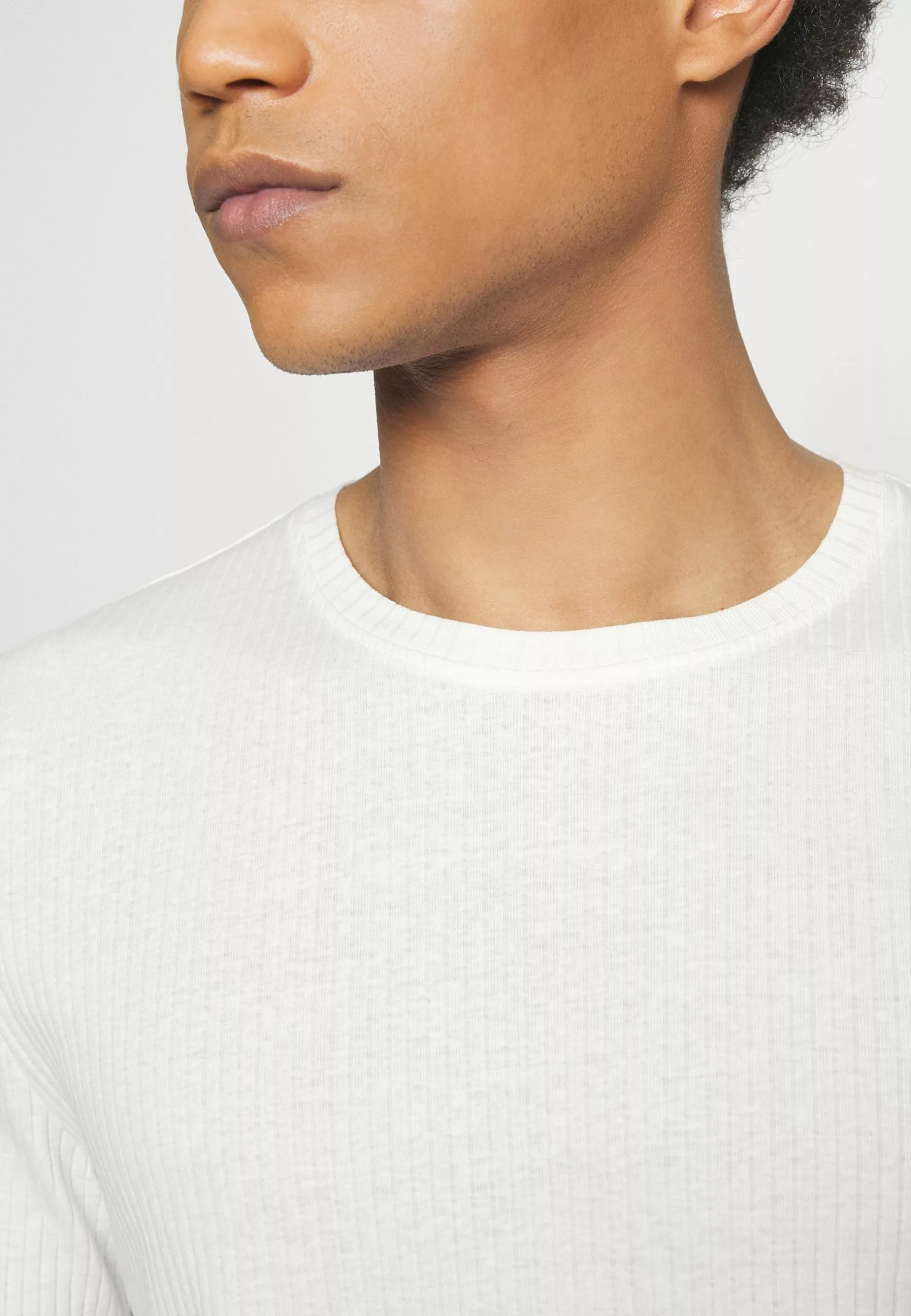 Pier One SLIM FIT RIBBED T-SHIRT 2 PACK - T-shirt Basic - White/black 8 Pier One SLIM FIT RIBBED T-SHIRT 2 PACK - T-shirt Basic - White/black - obrazek 6