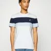 Pier One T-shirt Z Nadrukiem - White/blue 1 Pier One T-shirt Z Nadrukiem - White/blue -Pier One Sklep 484abe9431ad4c0e92b2527a9aa01da4