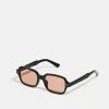 Pier One UNISEX - Okulary Przeciwsłoneczne - Black -Pier One Sklep 4980e58c5c08445f8fa668494b8b38c2