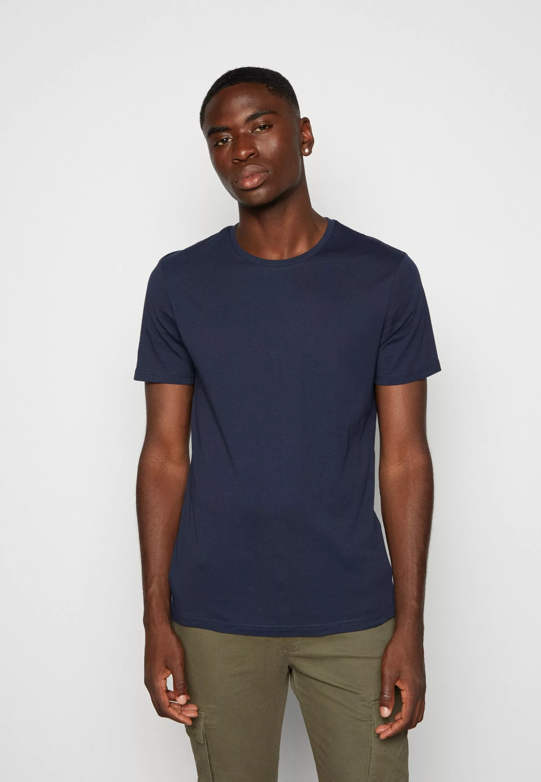 Pier One UNISEX 5 Pack - T-shirt Basic - Black /dark Blue/dark Green 8 Pier One UNISEX 5 Pack - T-shirt Basic - Black /dark Blue/dark Green - obrazek 6