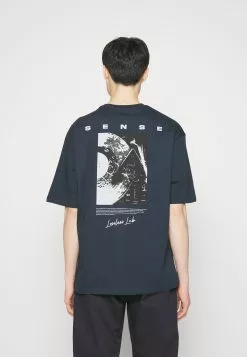 Pier One SENSE TEE - T-shirt Z Nadrukiem - Dark Blue -Pier One Sklep 512fd7fe8a844aebb6a2e28f70b522f2