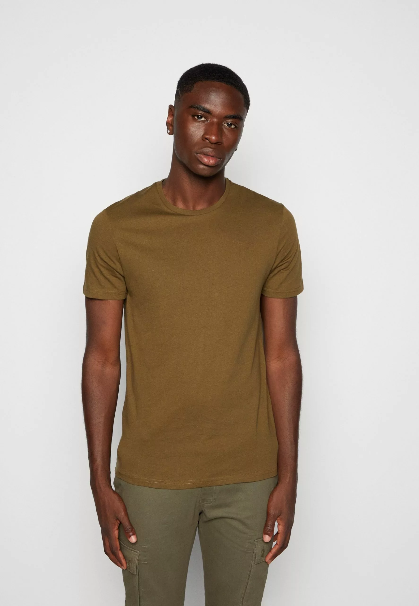 Pier One UNISEX 5 Pack - T-shirt Basic - Black /dark Blue/dark Green 9 Pier One UNISEX 5 Pack - T-shirt Basic - Black /dark Blue/dark Green - obrazek 7