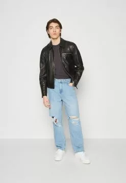 Pier One DISTRESS ON KNEES - Jeansy Relaxed Fit - Light Blue Denim -Pier One Sklep 5858246482774043b279d086509f30a8