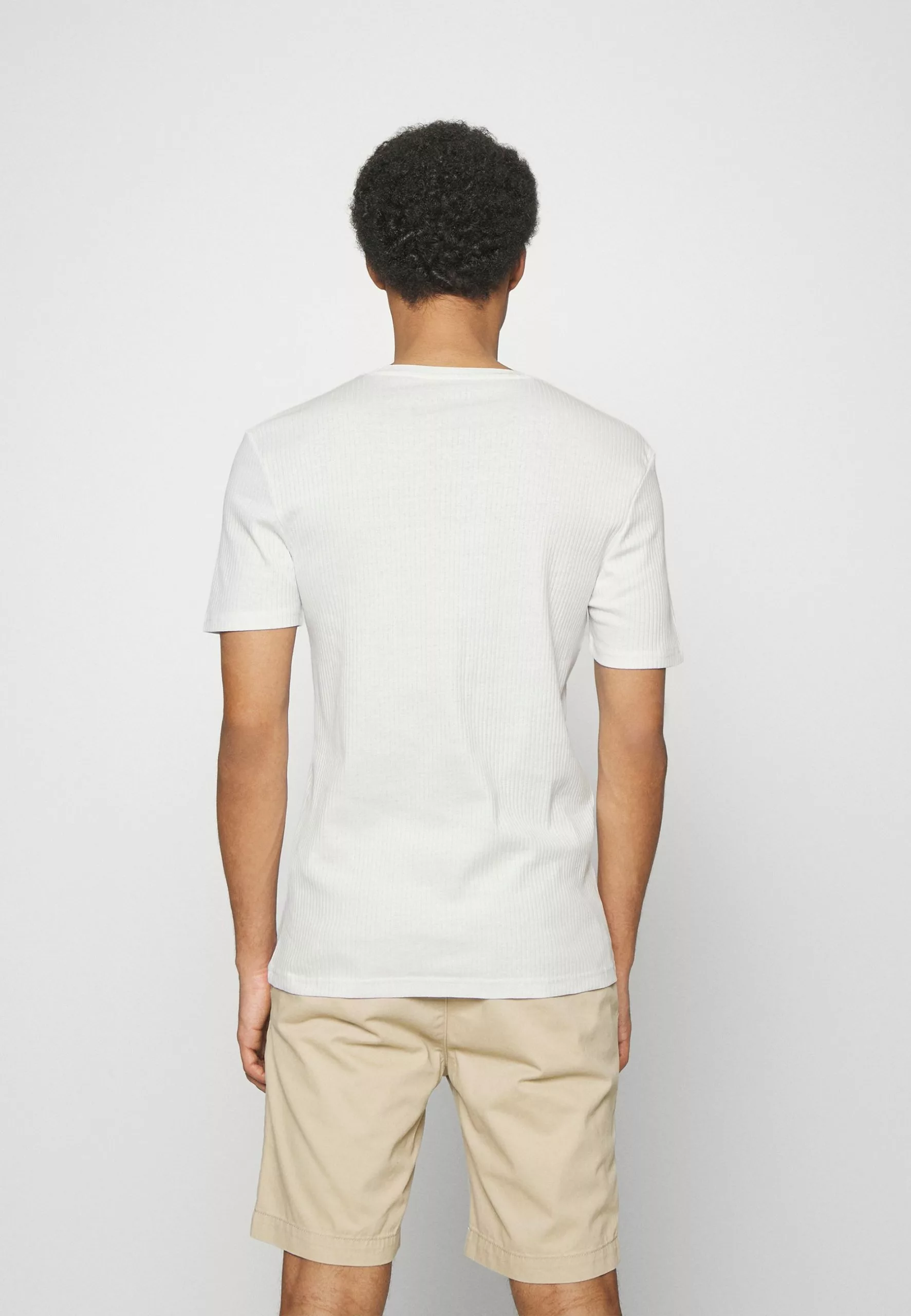 Pier One SLIM FIT RIBBED T-SHIRT 2 PACK - T-shirt Basic - White/black 5 Pier One SLIM FIT RIBBED T-SHIRT 2 PACK - T-shirt Basic - White/black - obrazek 3