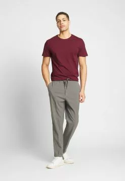 Pier One 3 PACK - T-shirt Basic - White/dark Blue/red -Pier One Sklep 7d46c406b4f84647b7fcf18328327658