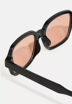 Pier One UNISEX - Okulary Przeciwsłoneczne - Black -Pier One Sklep 83153cd7f0d14970acc134ca32564b8f