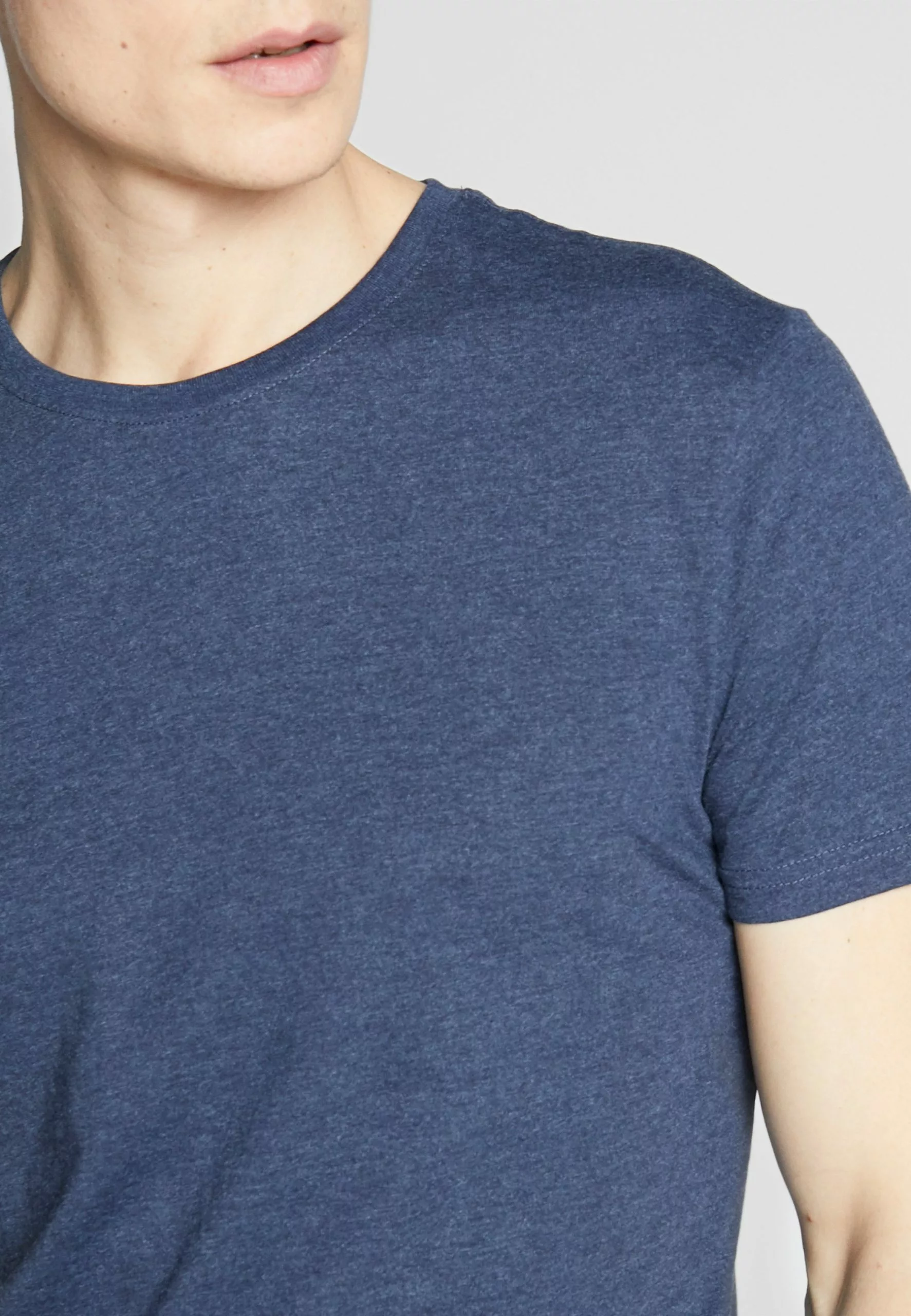 Pier One 3 PACK - T-shirt Basic - Black/white/blue 7 Pier One 3 PACK - T-shirt Basic - Black/white/blue - obrazek 5