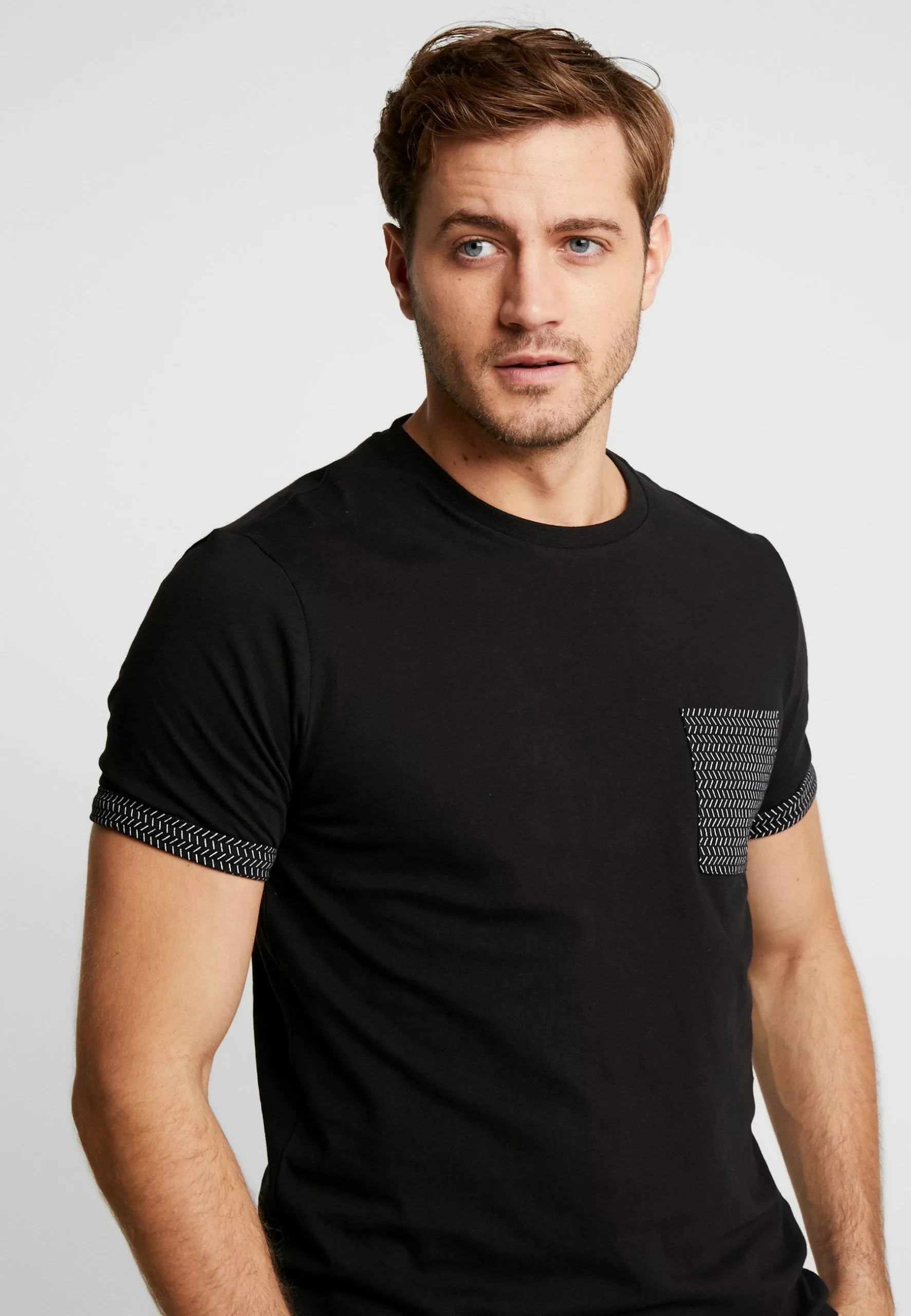 Pier One T-shirt Z Nadrukiem - Black 6 Pier One T-shirt Z Nadrukiem - Black - obrazek 4