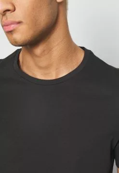 Pier One 7 PACK - T-shirt Basic - Black -Pier One Sklep 9ff1310308384925af8ab3297a7ee42a