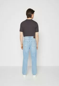 Pier One DISTRESS ON KNEES - Jeansy Relaxed Fit - Light Blue Denim -Pier One Sklep abb88979e1114af997bf2274acc96c3a