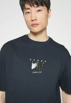 Pier One SENSE TEE - T-shirt Z Nadrukiem - Dark Blue -Pier One Sklep b603fa303cad41eca4bdbcf3153eb53e