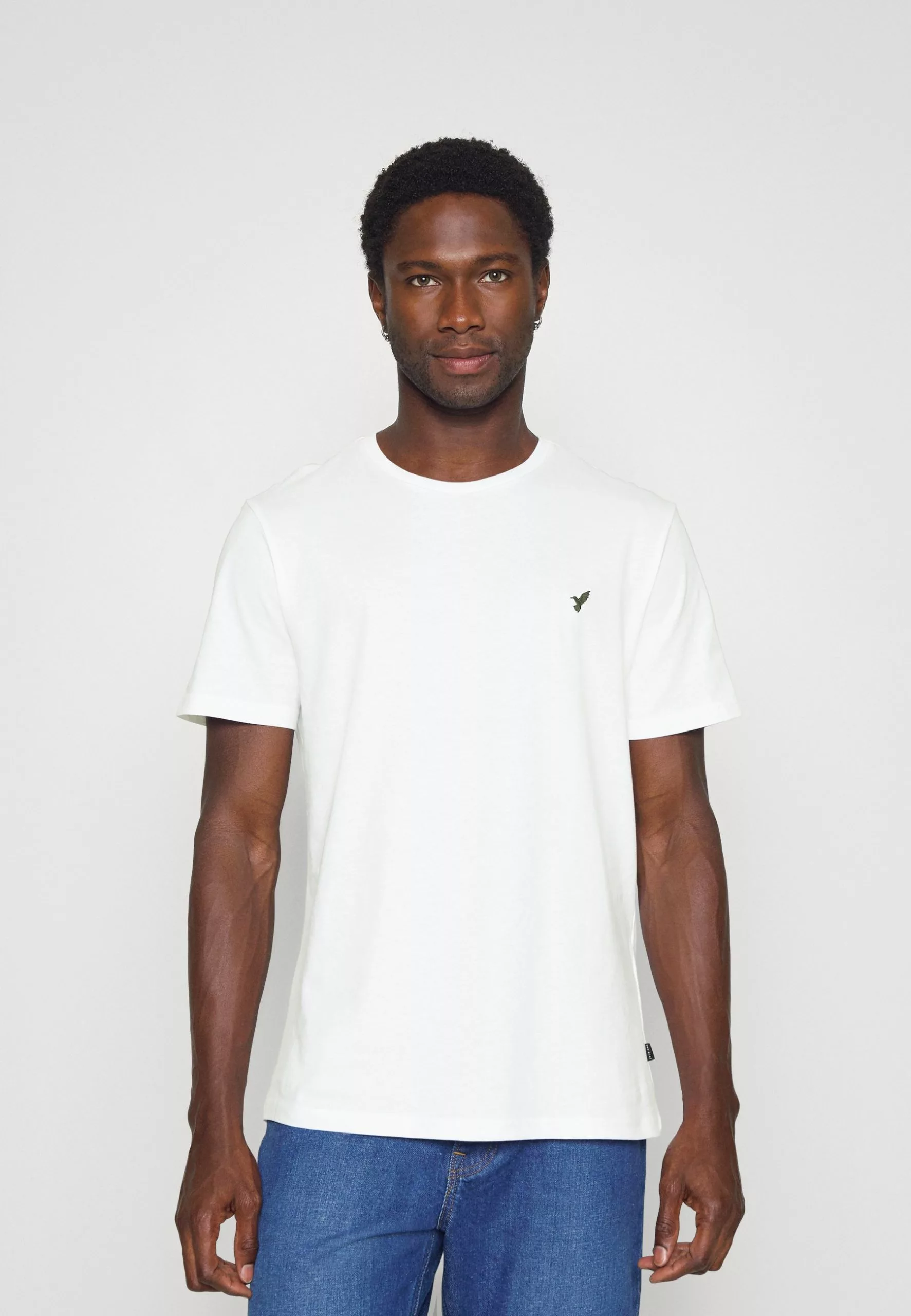 Pier One 5 PACK - T-shirt Basic - White/blue/stone 4 Pier One 5 PACK - T-shirt Basic - White/blue/stone - obrazek 2