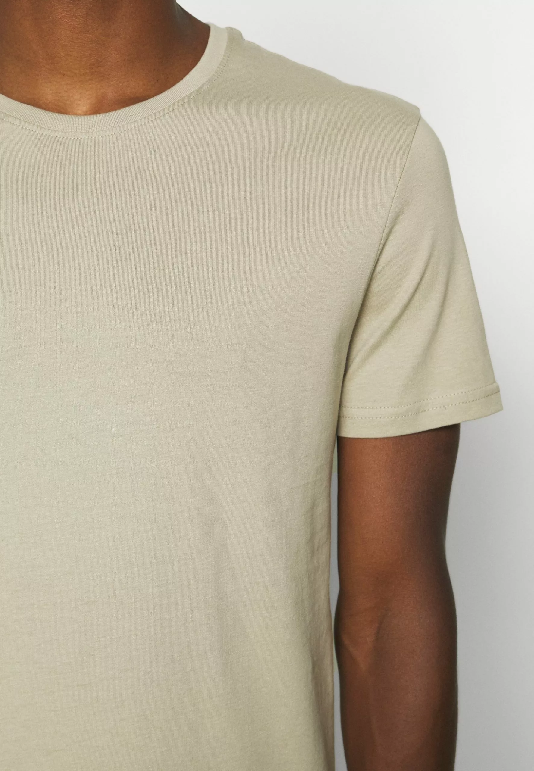 Pier One 5 PACK - T-shirt Basic - White/dark Grey/black 8 Pier One 5 PACK - T-shirt Basic - White/dark Grey/black - obrazek 6