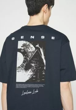 Pier One SENSE TEE - T-shirt Z Nadrukiem - Dark Blue -Pier One Sklep e690df0b9a214c2fa436c69165ff17cd