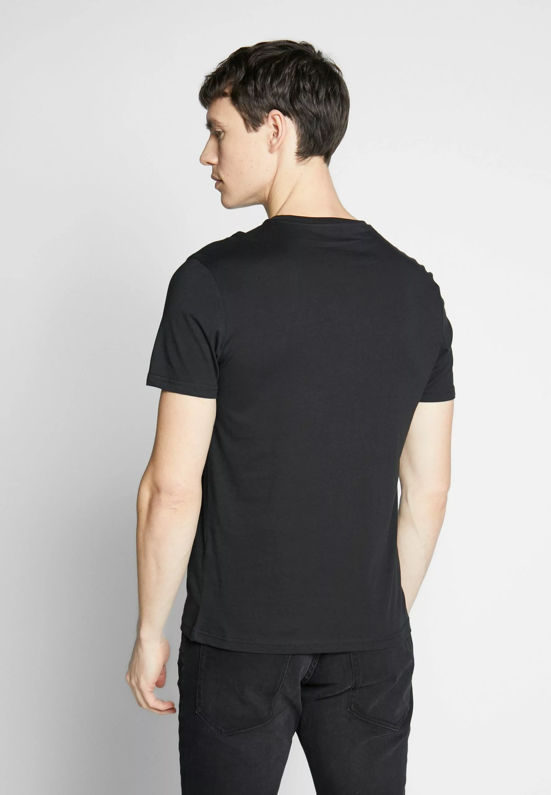 Pier One 3 PACK - T-shirt Basic - Black/white/blue 6 Pier One 3 PACK - T-shirt Basic - Black/white/blue - obrazek 4