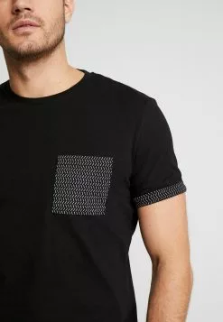 Pier One T-shirt Z Nadrukiem - Black 13 Pier One T-shirt Z Nadrukiem - Black -Pier One Sklep ec95e7de8cb04a7f8aacee2862961d41