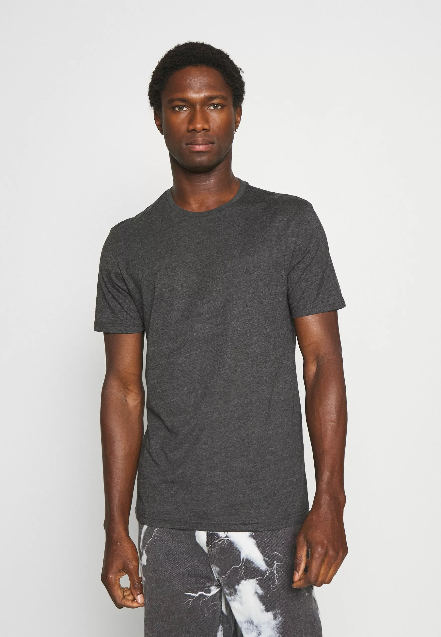 Pier One 3 PACK - T-shirt Basic - Black/mottled Dark Grey/bordeaux 6 Pier One 3 PACK - T-shirt Basic - Black/mottled Dark Grey/bordeaux - obrazek 4